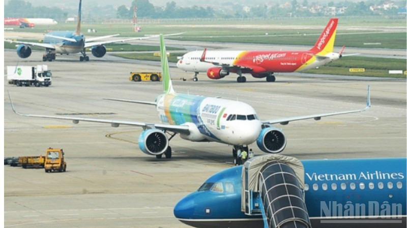 Cục Hàng không Việt Nam yêu cầu các hãng hàng không tăng cường phối hợp, theo dõi chặt chẽ diễn biến bão số 15 để điều chỉnh kế hoạch bay hoặc thay đổi lịch bay phù hợp.
