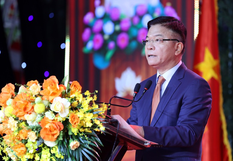 Phó Thủ tướng Lê Thành Long chúc mừng Nhà trường về những thành tựu quan trọng đạt được - Ảnh: VGP/Đức Tuân

