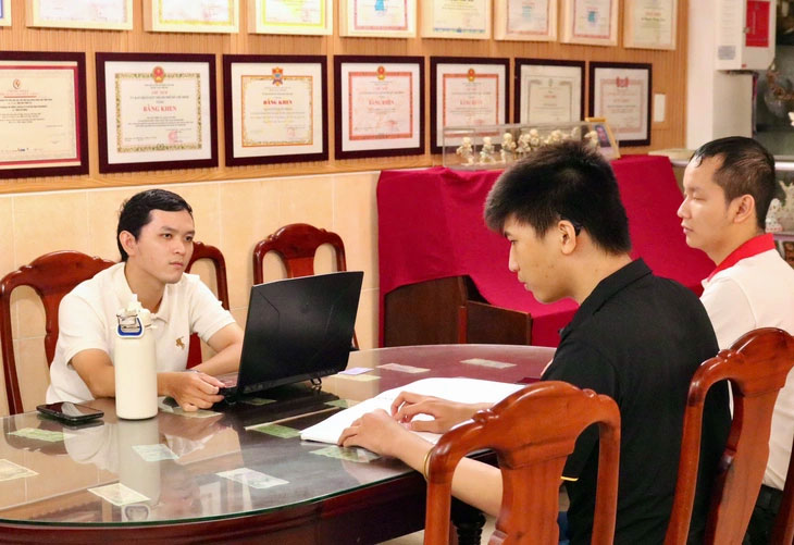 Anh Thế Thạch chia sẻ: “Thông thường, mỗi tiết học chỉ kéo dài từ 1 đến 2 tiếng. Các em đã học hành vất vả ở trường suốt cả ngày, nên thời lượng giảng dạy cũng cần được điều chỉnh cho phù hợp” - Ảnh: BÉ HIẾU