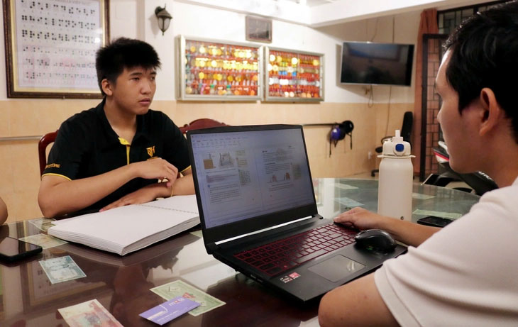 Quốc Hưng trong buổi học môn khoa học tự nhiên cùng thầy Thế Thạch - Ảnh: BÉ HIẾU