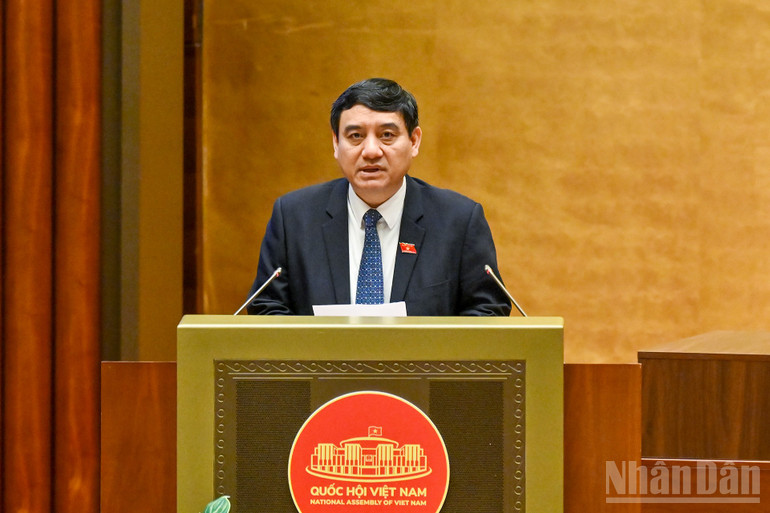 Chủ nhiệm Ủy ban Văn hóa và Xã hội của Quốc hội Nguyễn Đắc Vinh trình bày báo cáo thẩm tra. (Ảnh: Thủy Nguyên)