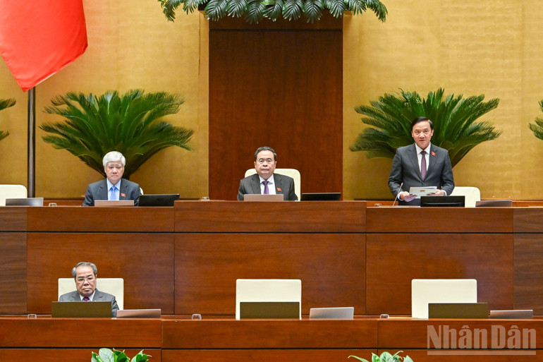 Phó Chủ tịch Quốc hội Nguyễn Khắc Định điều hành nội dung phiên họp. (Ảnh: Thủy Nguyên)