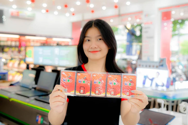 Thuê bao di động FPT có thể tự kích hoạt SIM mới qua VNeID - Ảnh: HUỲNH ANH