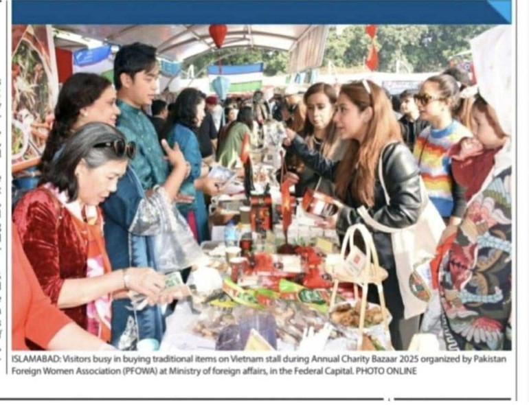 Báo chí Pakistan đã dành nhiều bài viết, phóng sự ảnh và video về gian hàng Việt Nam. (Ảnh: Đại sứ quán Việt Nam tại Pakistan)
