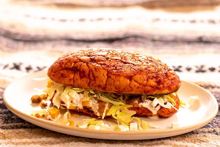 Pambazo với khoai tây, xúc xích và nước xốt guajillo đỏ tại Mexico - Ảnh: Texas Recipe Workbook