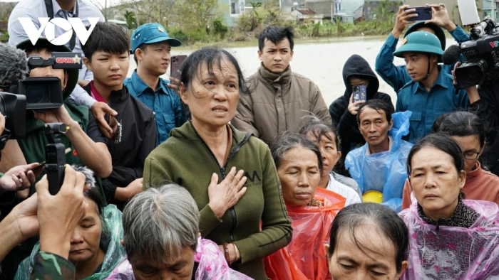 Đại tướng, Bộ trưởng Phan Văn Giang thăm và hỗ trợ bà con vùng lũ lụt ở Gia Lai