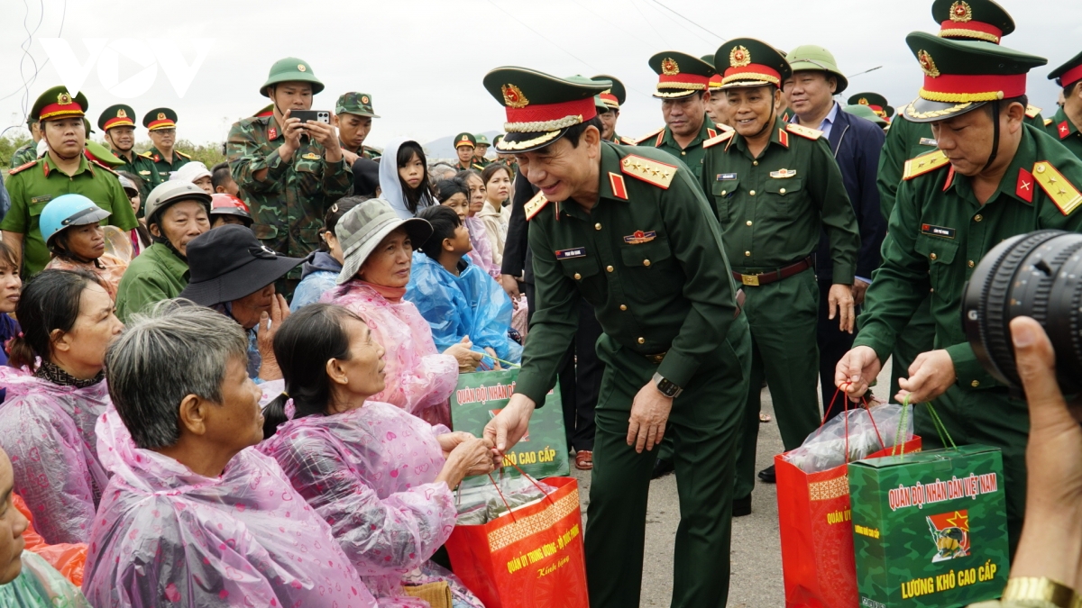 Đại tướng Phan Văn Giang thăm hỏi, gửi quà của Quân uỷ Trung ương, Bộ Quốc phòng tặng bà con bị lũ lụt. (Ảnh: Nguyễn Thảo)