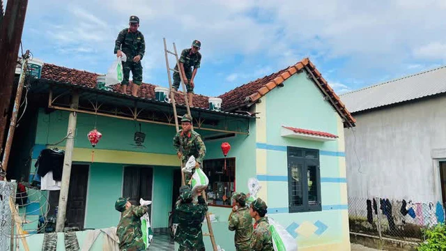 Bộ đội Quân khu 5 giúp dân gia cố nhà cửa trước bão - Ảnh: VĂN VIỄN