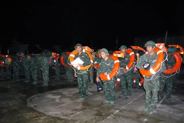 Sư đoàn 2 hành quân xuống vùng bão từ 3h sáng 6-11 - Ảnh: VĂN VIỄN