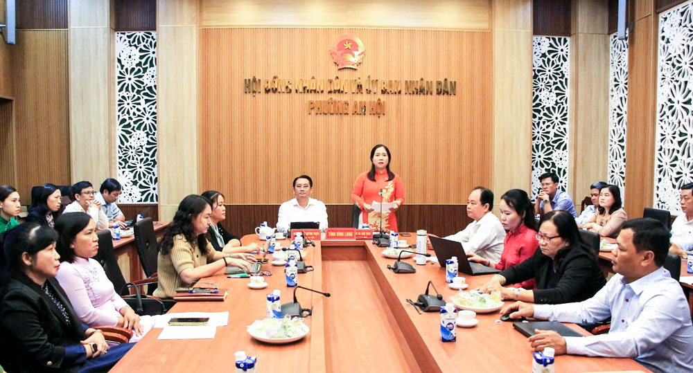 Đồng chí Nguyễn Thị Kim Thoa - Tỉnh ủy viên, Phó Chủ tịch Ủy ban MTTQ Việt Nam tỉnh, Chủ tịch Hội LHPN tỉnh phát biểu tham luận tại hội nghị.