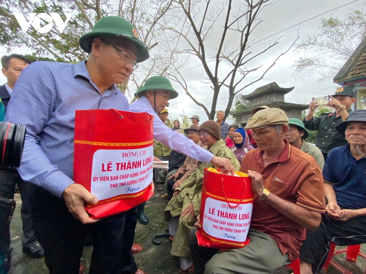 Phó thủ tướng tặng quà nhân dân bị ảnh hưởng của lũ lụt.