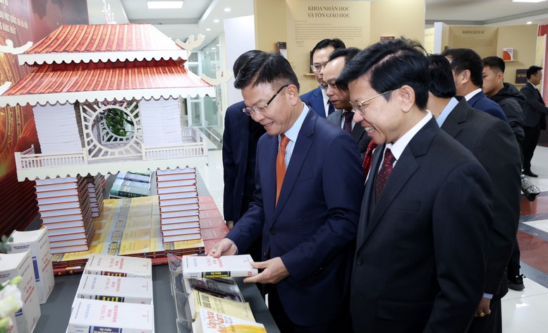 Phó Thủ tướng Lê Thành Long thăm Phòng truyền thống của Nhà trường - Ảnh: VGP/Đức Tuân

