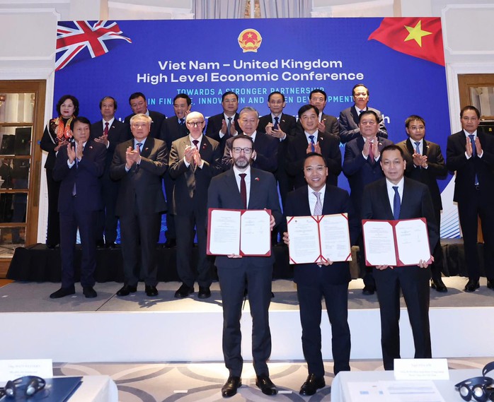 Đại sứ Anh Iain Frew và Thứ trưởng Bộ Công Thương Nguyễn Hoàng Long trao Biên bản ghi nhớ về Đối tác Năng lượng sạch