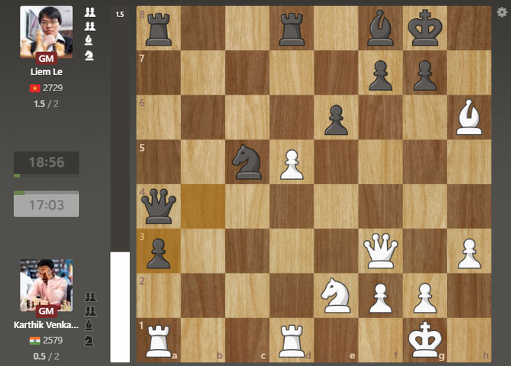 Lê Quang Liêm (đen) nắm lợi thế với chốt thông cột a - Ảnh chụp màn hình