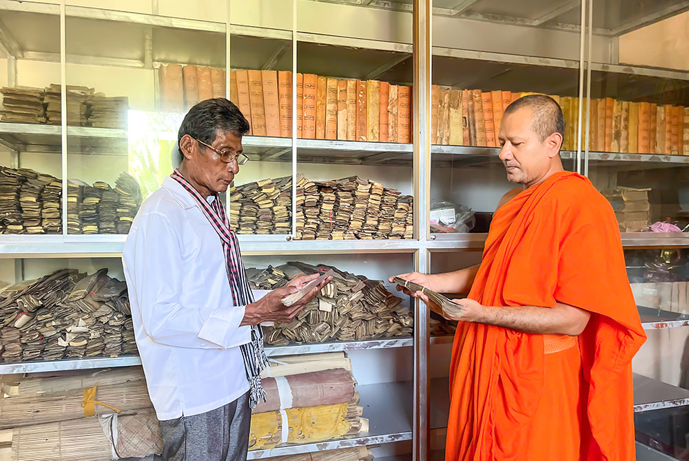 Nỗ lực bảo quản sách lá buông bằng phương pháp phòng mối mọt, kiểm tra và vệ sinh tủ sách định kỳ theo hướng dẫn của cán bộ Bảo tàng Lịch sử- Văn hóa Vĩnh Long được Đại đức Thạch Si Sa Vách- Phó Chánh Văn phòng Hội Đoàn kết sư sãi yêu nước tỉnh áp dụng tại chùa Kỳ Son.