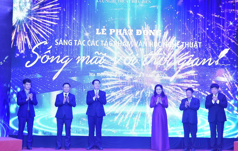 Phó Thủ tướng cùng các đại biểu thực hiện nghi thức phát động sáng tác các tác phẩm văn học nghệ thuật “Sống mãi với thời gian” giai đoạn 2026-2030 - Ảnh: VGP/Giang Thanh