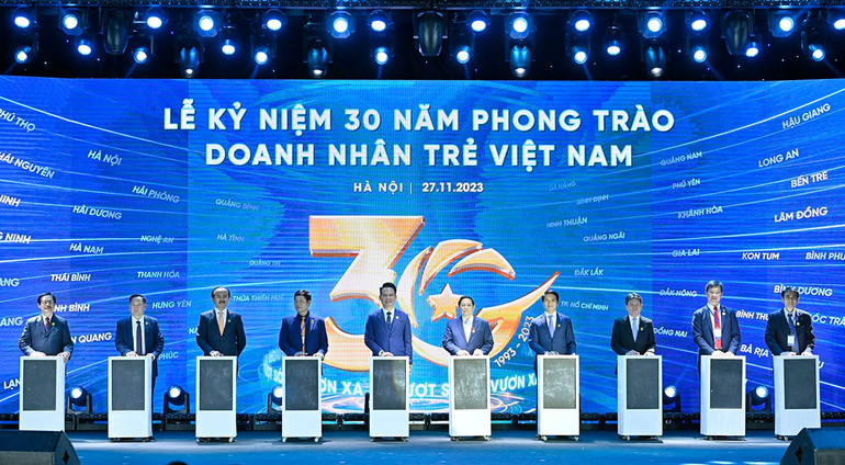 Thủ tướng Phạm Minh Chính (thứ 5 từ phải sang) cùng đại diện các bộ, ngành, đoàn thể tại Lễ kỷ niệm 30 năm phong trào Doanh nhân trẻ Việt Nam.