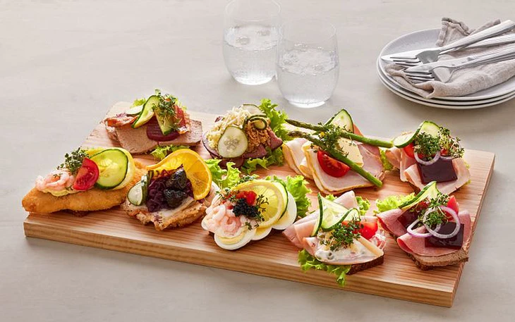 Smørrebrød của Đan Mạch là loại bánh mở với topping đa dạng từ cá trích, tôm hồng, thịt bò, trứng và phô mai, được trình bày tinh tế và đẹp mắt - Ảnh: føtex ud af huset