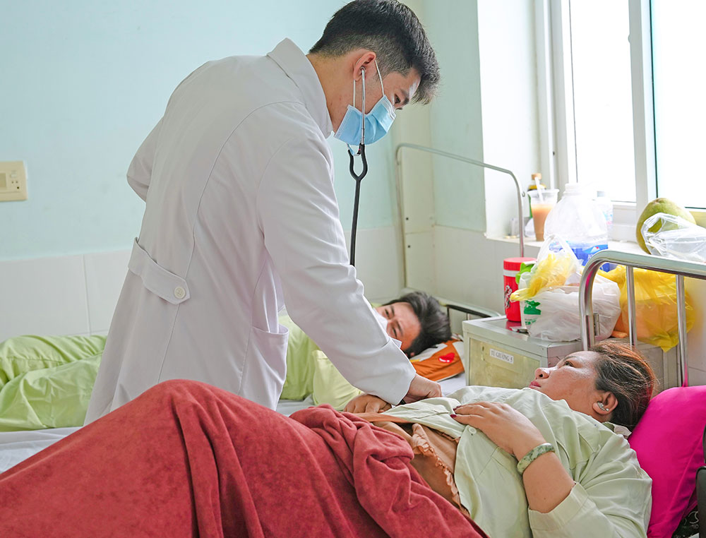 Bệnh nhân mắc sốt xuất huyết điều trị tại Khoa Truyền nhiễm BVĐK Vĩnh Long.