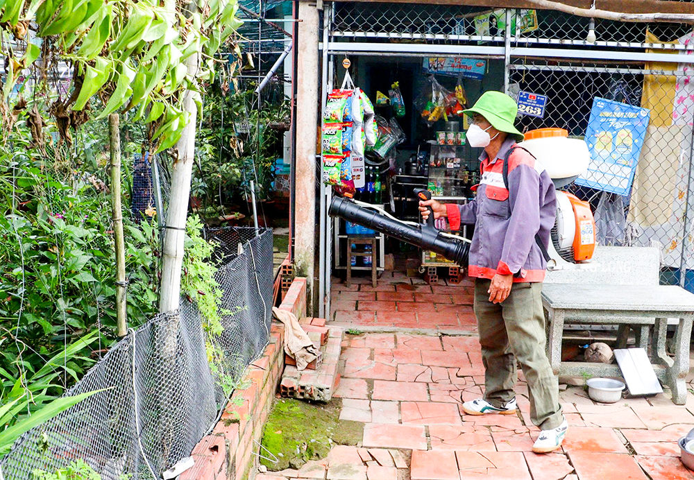 Giải pháp phòng, chống sốt xuất huyết đơn giản như: phát quang bụi rậm, dọn dẹp vệ sinh nơi ở, nơi làm việc, quanh khu dân cư, đổ bỏ các vật dụng chứa nước không cần thiết để diệt lăng quăng…