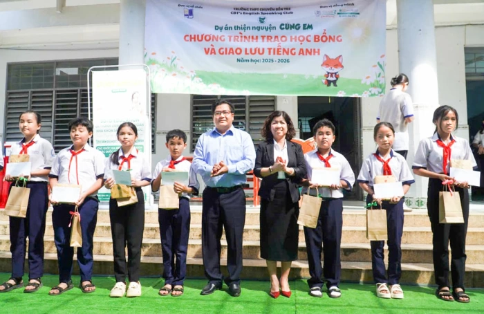 Trao 20 suất học bổng cho học sinh Trường THCS Phạm Viết Chánh