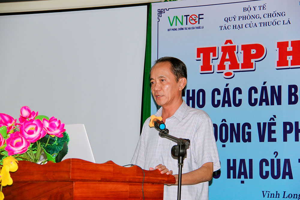 Giám đốc Trung tâm Kiểm soát bệnh tật Vĩnh Long Trần Văn Bé Hai phát biểu tại hội nghị tập huấn.