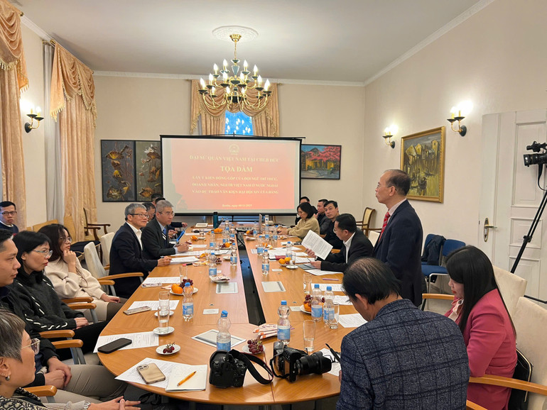 Giáo sư, Tiến sĩ khoa học Nguyễn Hồng Thái phát biểu tại Tọa đàm. (Ảnh: Đại sứ quán Việt Nam tại CHLB Đức)
