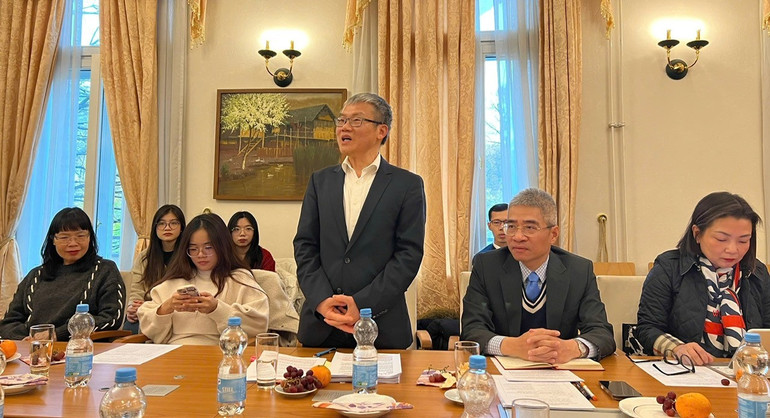 Giáo sư, Tiến sĩ Nguyễn Xuân Thính, Chủ tịch Mạng lưới Đổi mới sáng tạo Việt-Đức với tham luận về vai trò của khoa học, công nghệ và đổi mới sáng tạo trong định hướng phát triển quốc gia. (Ảnh: Đại sứ quán Việt Nam tại CHLB Đức)
