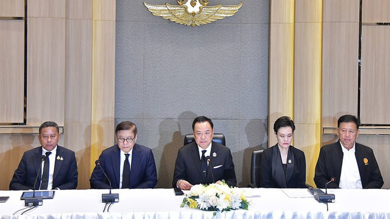 Thủ tướng Anutin Charnvirakul thông tin về kết quả các chuyến tham dự Hội nghị cấp cao ASEAN lần thứ 47 và Tuần lễ cấp cao APEC lần thứ 32. (Ảnh: Văn phòng Thủ tướng Thái Lan)