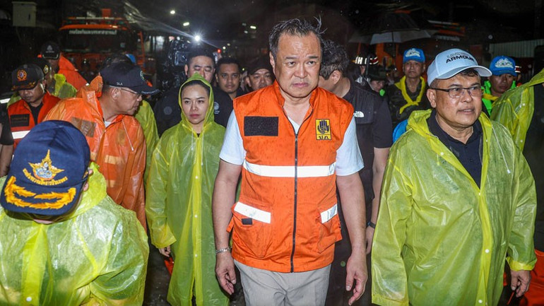 Thủ tướng Thái Lan Anutin Charnvirakul thị sát tình hình lũ lụt tại huyện Hat Yai, tỉnh Songkhla. (Ảnh: Văn phòng Thủ tướng Thái Lan)