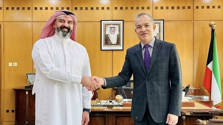 Đại sứ Nguyễn Đức Thắng làm việc với ông Salem Alhai - Tổng Vụ trưởng Cơ quan Công quyền về Nông nghiệp và Thủy sản Kuwait nhằm tăng cường quan hệ hợp tác giữa hai nước trong lĩnh vực nông nghiệp. (Ảnh: Đại sứ quán Việt Nam tại Kuwait)
