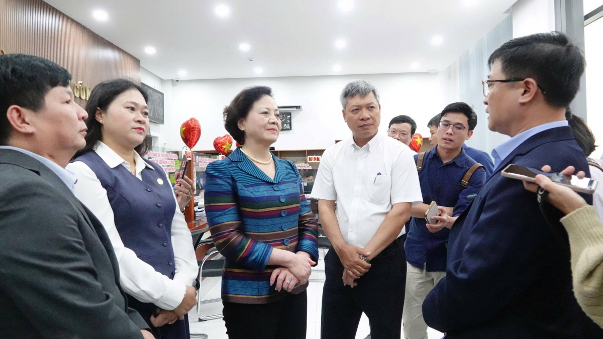 Phó Thủ tướng Phạm Thị Thanh Trà động viên cán bộ tại Trung tâm Phục vụ hành chính công phường Hải Châu, Đà Nẵng.