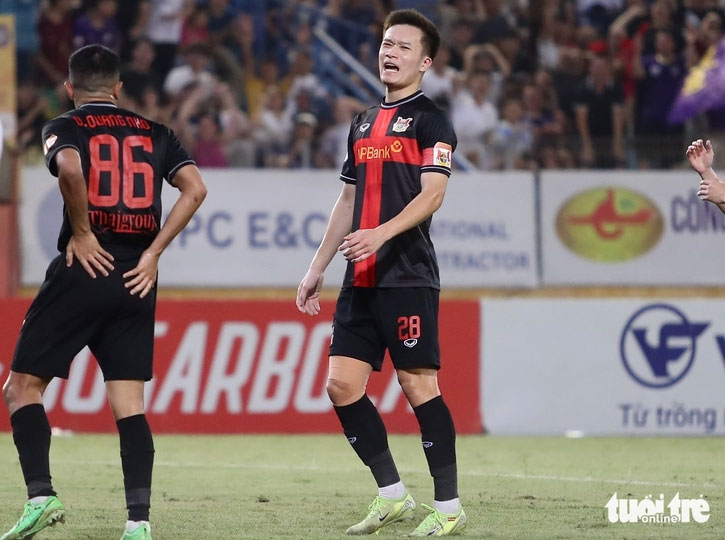 Hoàng Đức ghi bàn nhưng không thể giúp CLB Ninh Bình có chiến thắng trước Becamex TP.HCM - Ảnh: NGỌC LÊ