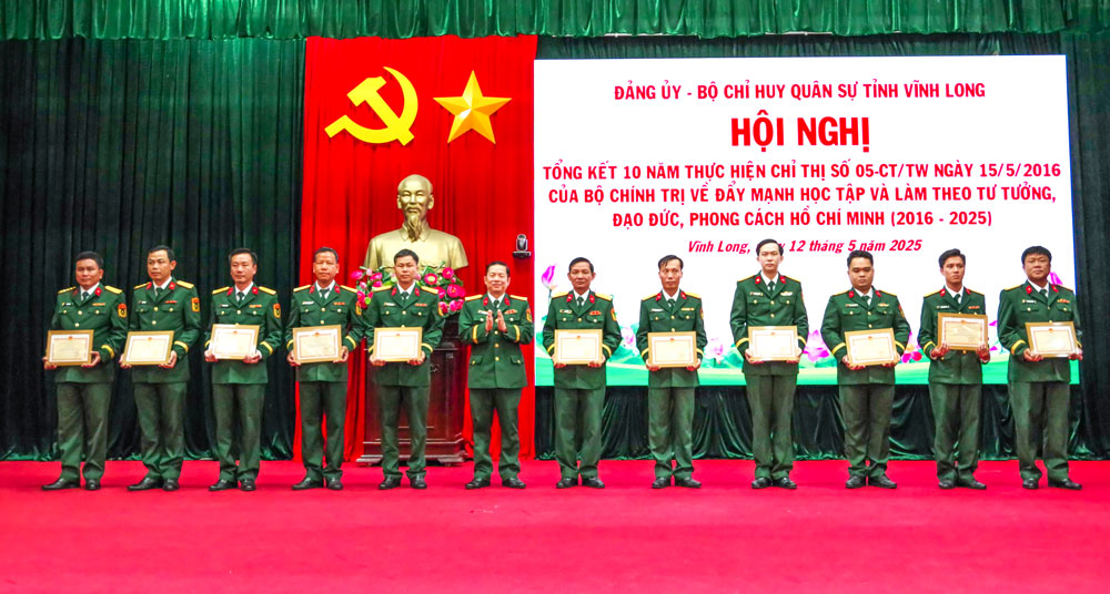 Khen thưởng tập thể, cá nhân điển hình qua 10 năm (2016-2025) thực hiện Chỉ thị số 05-CT/TW của Bộ Chính trị về đẩy mạnh học tập và làm theo tư tưởng, đạo đức, phong cách Hồ Chí Minh.
