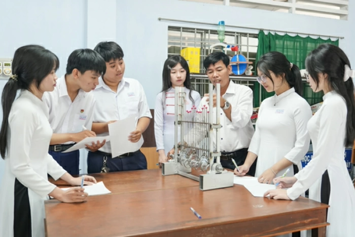 Kỳ 2: Chắp cánh ước mơ bao thế hệ học trò