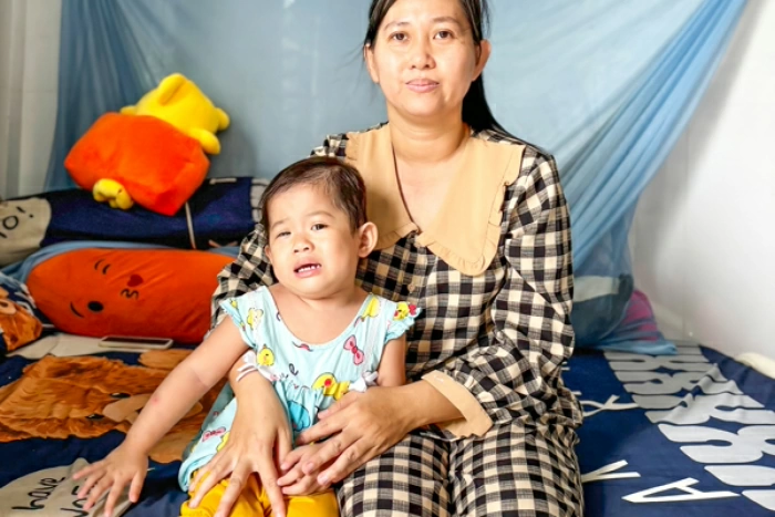 Bệnh võng mạc mắt, bé Gia Linh rất cần được giúp đỡ