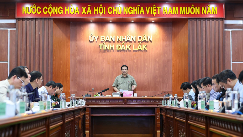 Thủ tướng Phạm Minh Chính họp trực tuyến với các bộ, ngành và bốn tỉnh để chỉ đạo công tác khắc phục hậu quả bão lũ, ổn định đời sống nhân dân, khôi phục sản xuất, kinh doanh. (Ảnh: VGP/Nhật Bắc)