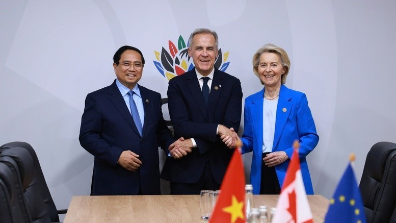 Thủ tướng Phạm Minh Chính làm việc với Thủ tướng Canada Mark Carney và Chủ tịch EU Ursula von der Leyen để thảo luận về định hướng tăng cường hợp tác thương mại, đầu tư giữa các nước thành viên CPTPP và EU. (Ảnh: VGP/Nhật Bắc)
