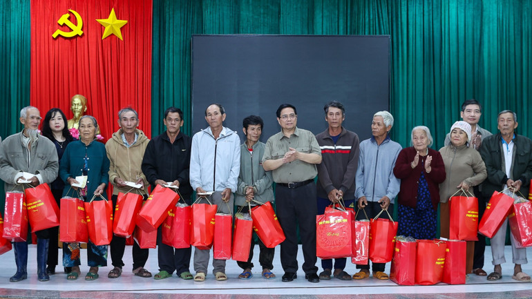 Thủ tướng Phạm Minh Chính: Triển khai Chiến dịch Quang Trung thần tốc dựng lại nhà cho đồng bào bị thiên tai. (Ảnh: VGP/Nhật Bắc)