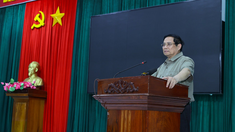 Mong bà con yên tâm, Thủ tướng khẳng định, Đảng và Nhà nước rất thấu hiểu với những khó khăn mà người dân phải trải qua trong đợt mưa lũ vừa qua và sẽ luôn bên cạnh, sát cánh cùng bà con nhân dân khắc phục hậu quả thiên tai. (Ảnh: VGP/Nhật Bắc)