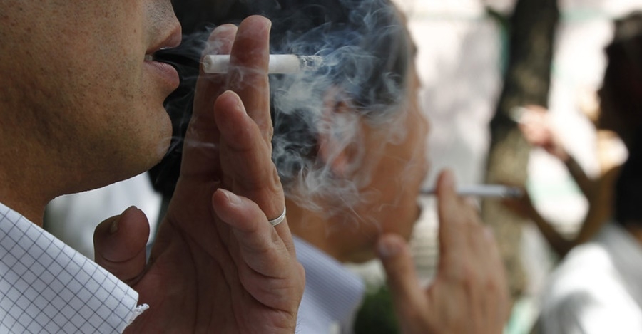 Khói thuốc lá. Ảnh: Reuters.