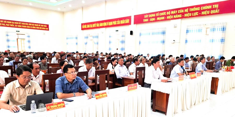 Cán bộ, đảng viên tham dự hội nghị điểm cầu xã Thạnh Phú. Ảnh Trần Quốc