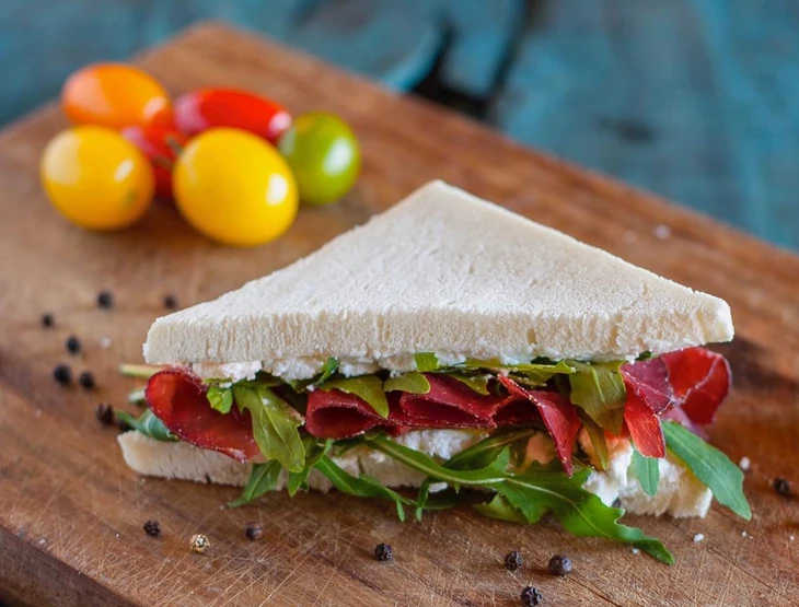 Ở châu Âu, bánh sandwich Tramezzino của Italy thường được nhồi prosciutto, trứng luộc và rau củ - Ảnh: A Path To Lunch