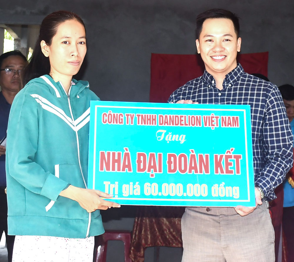 Nhà hảo tâm trao tặng nhà đại đoàn kết cho gia đình bà Nguyễn Thị Thùy Dương. 