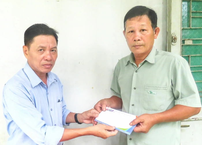 Trao tiền bạn đọc ủng hộ gia đình chị Trần Thị Kim Chi