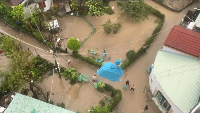 Trực thăng vận chuyển bốn tấn hàng đến người dân vùng lũ