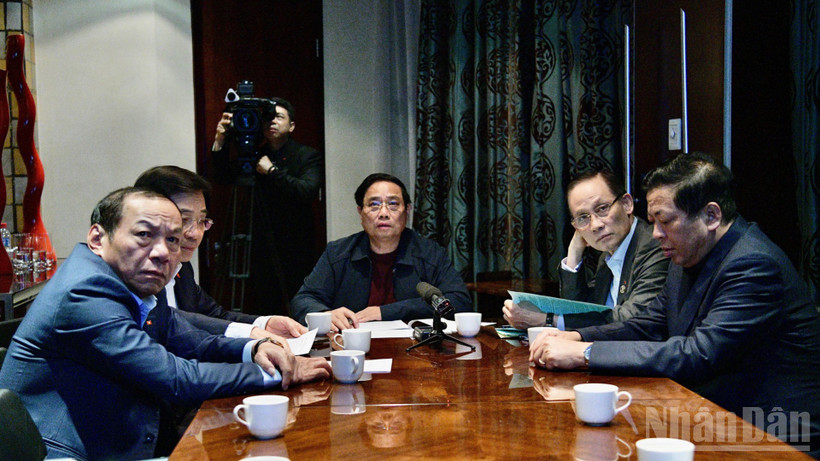 Thủ tướng Chính phủ Phạm Minh Chính chủ trì cuộc họp trực tuyến từ Nam Phi kết nối với các điểm cầu trong nước bàn giải pháp khắc phục hậu quả mưa lũ tại các tỉnh miền trung. (Ảnh: THANH GIANG)