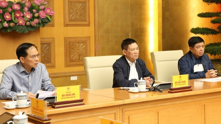 Các Phó Thủ tướng Hồ Đức Phớc, Bùi Thanh Sơn, Nguyễn Chí Dũng tham dự cuộc họp tại điểm cầu trụ sở Chính phủ. (Ảnh: VGP/Nguyễn Hoàng)