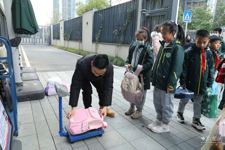 Kiểm tra cân nặng cặp sách ở một trường tiểu học.