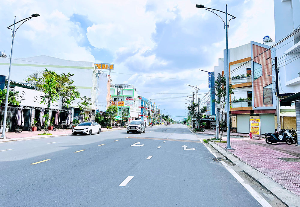 Cầu được đặt tên Tôn Đức Thắng- điểm đầu giáp đường Mậu Thân, điểm cuối giáp đường vào công viên Truyền hình Vĩnh Long.